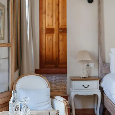 Abril Hotel