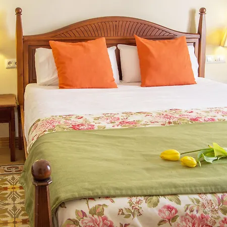 Abril Hotel